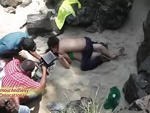 色情旁边的椅子上一条繁忙的街道 摩洛伊斯 ...